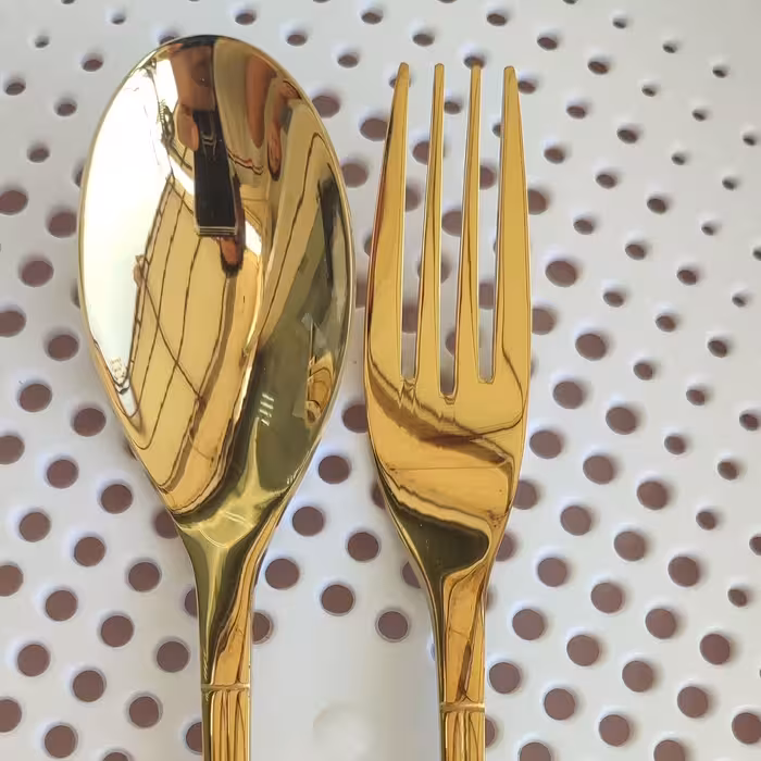 قاشق و چنگال طلایی یونیک  دسته بلند دهانه اروپایی پنج میل اصلی هم شده نام یونیک  دسته کوتا ها قیمتشون کمتره دقت کنید