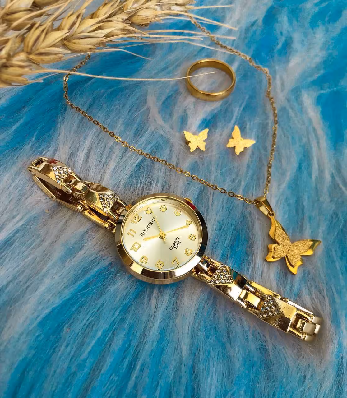 ساعت هانگری بند استیل طلایی وارداتی از دبی همراه با نیم ست پروانه طلایی و حلقه طلایی