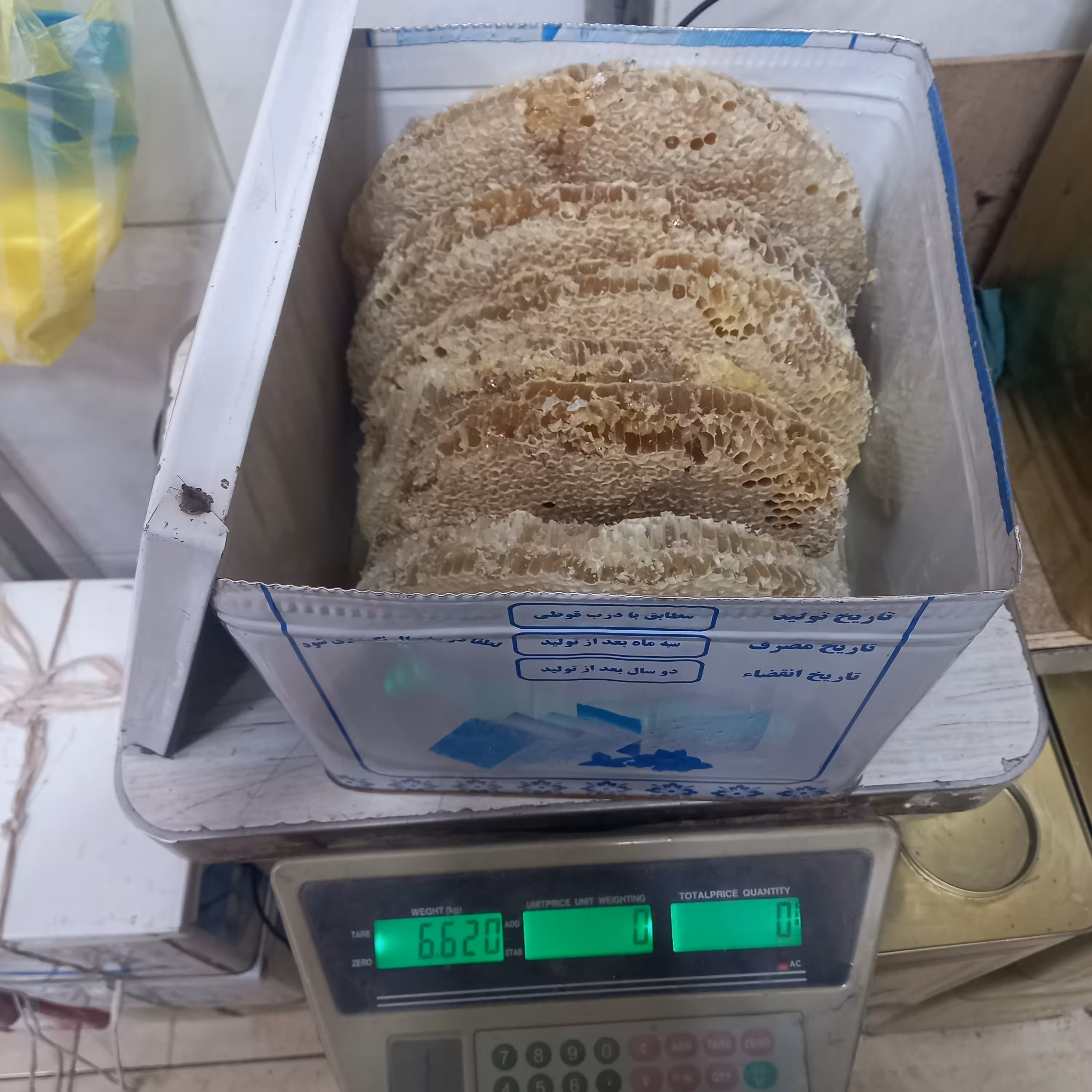 عسل طبیعی سبد به رنگ سفید وبرداشت امسال باموم خودبافت زنبور بسیارنرم ولطیف به وزن 6کیلو وصدگرم