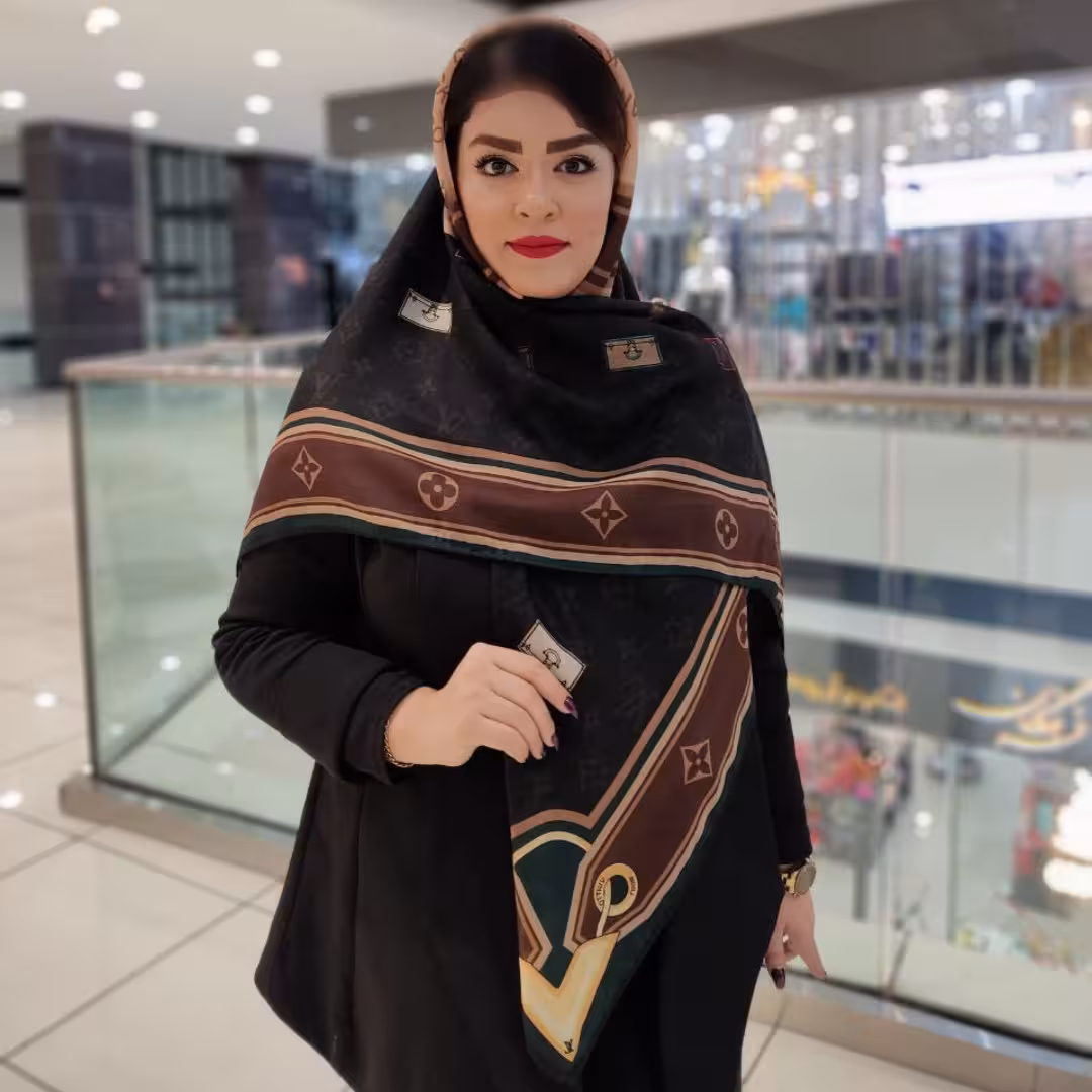 روسری سوپرنخ گارزا قواره 135 زمینه مشکی طرح لویی ارسال رایگان