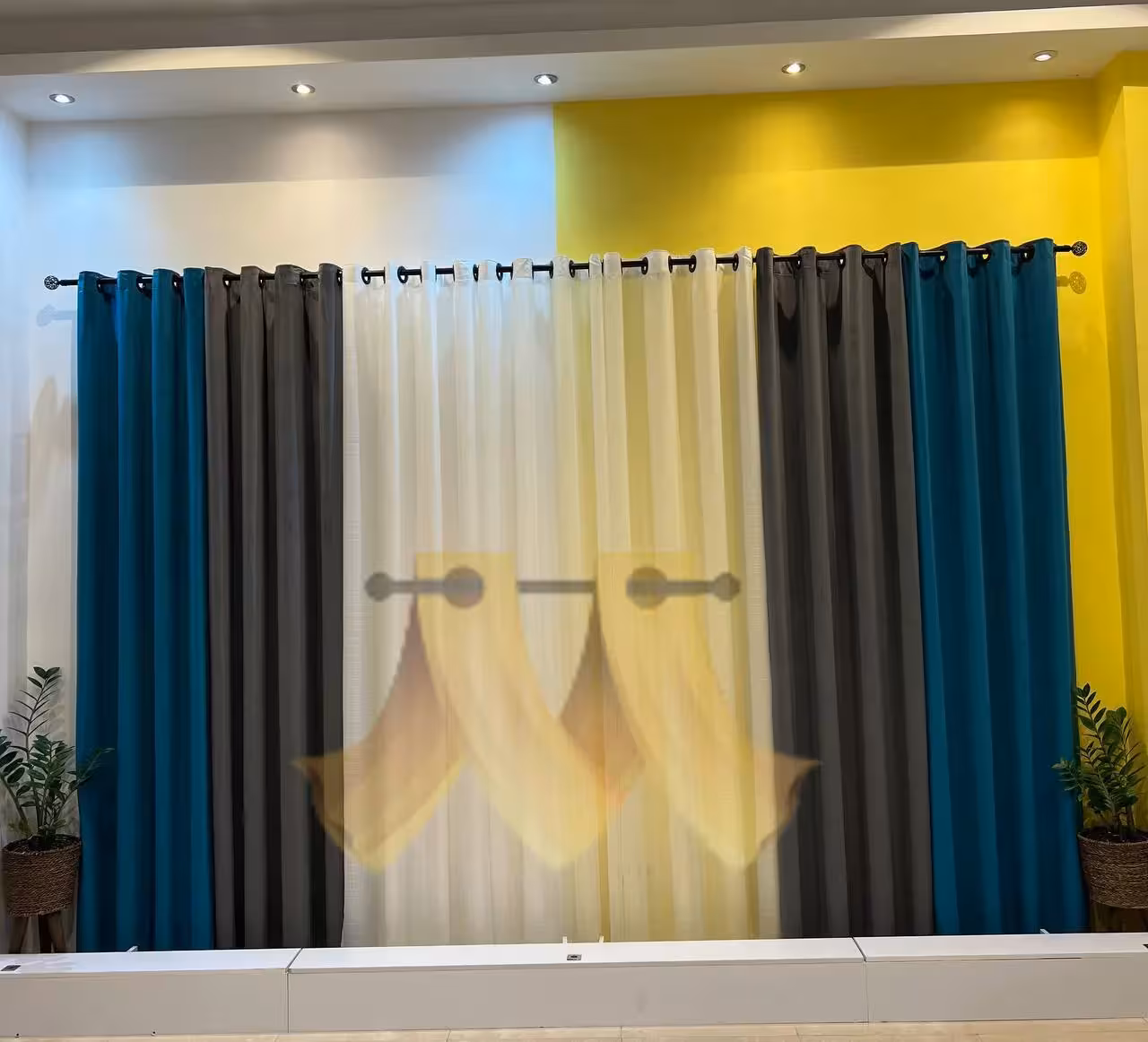 پرده آماده پانچی با ترکیب آبی نفتی مناسب عرض پنجره 4 تا 5 متر(مدل پرده پذیرایی)