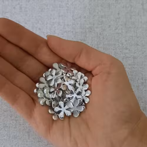 نگین حرارتی (اتویی) مدل شکوفه نقره ای بسته ی (50 عددی)مناسب برای تزیین انواع لباس .شال و کوسن و...