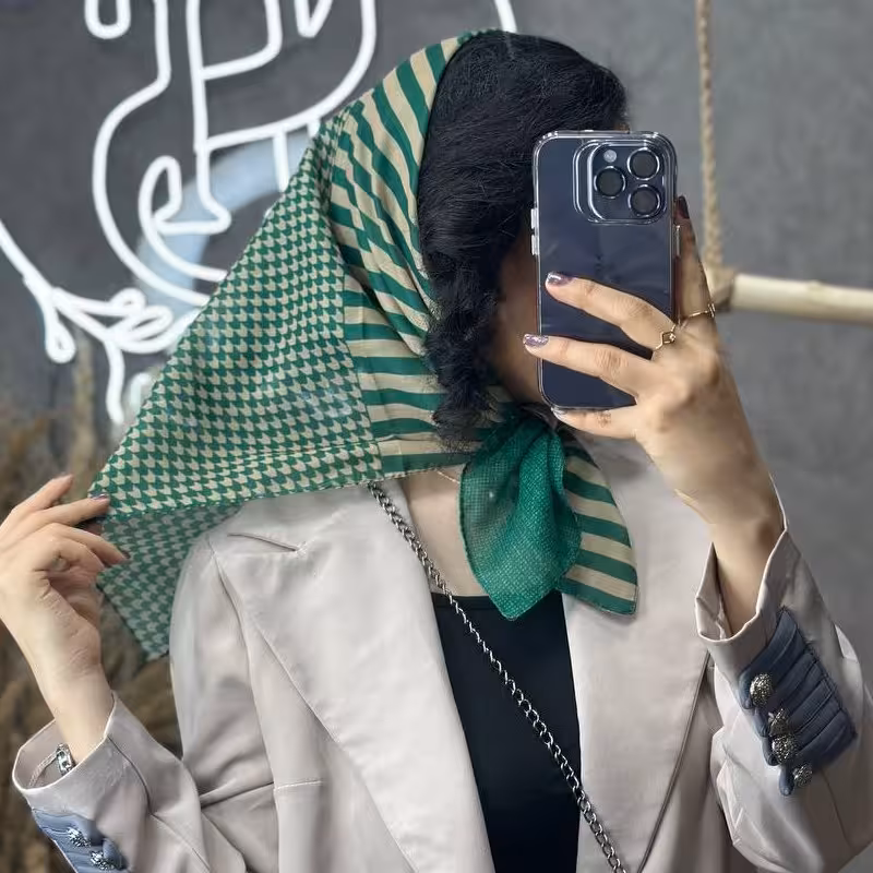 مینی اسکارف نخی رنگ سبز و کرم قواره 70
