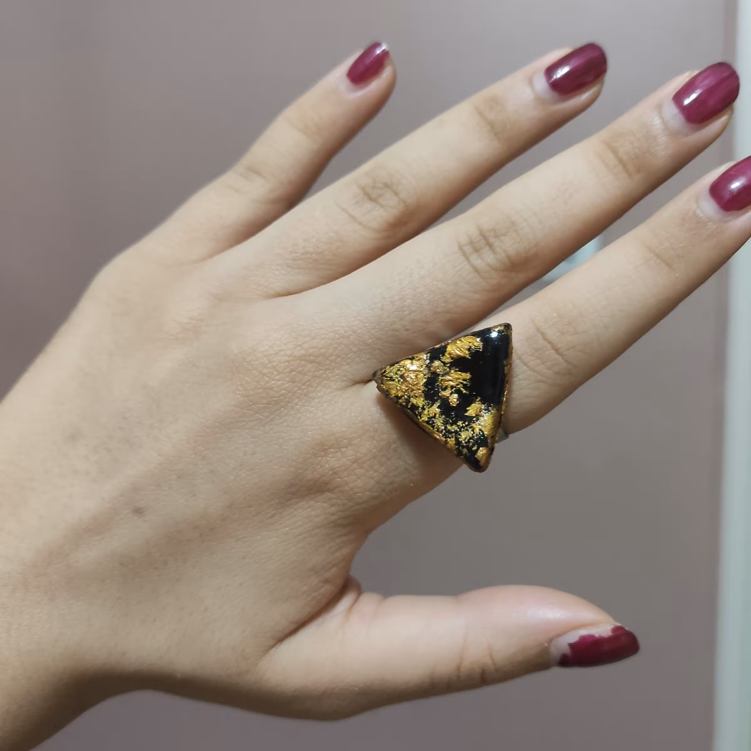 انگشتر خمیری مثلثی مشکی با طرح ورق طلا