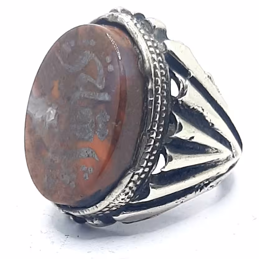 انگشتر جاسپر خطی با خطی زیبا ( یا رقیه ) و رکابی جوندار و عالی 