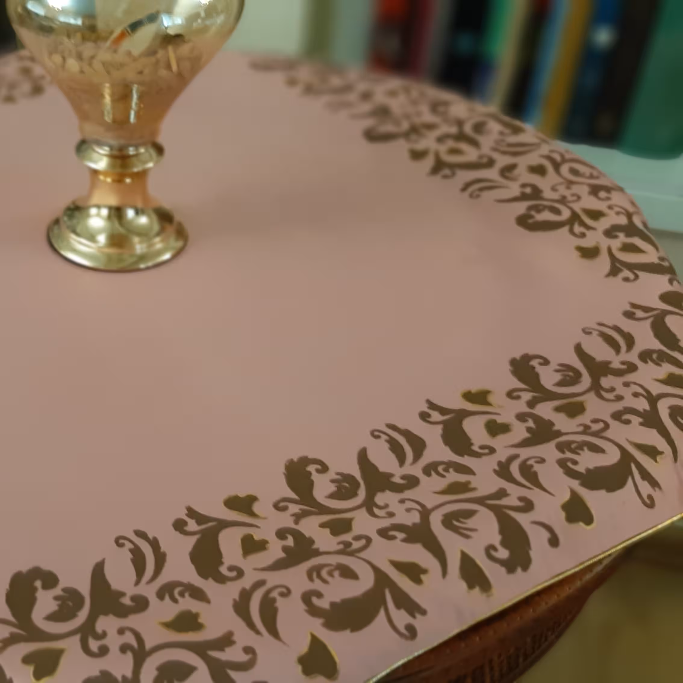 رومیزی مربع حاشیه نقاشی شده