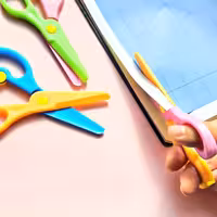 قیچی تیغه پلاستیکی مهد کودک مدل Ka Le Mei دو رنگ