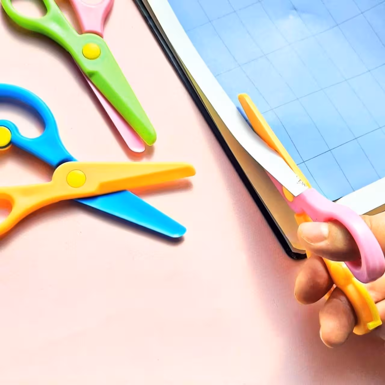 قیچی تیغه پلاستیکی مهد کودک مدل Ka Le Mei دو رنگ