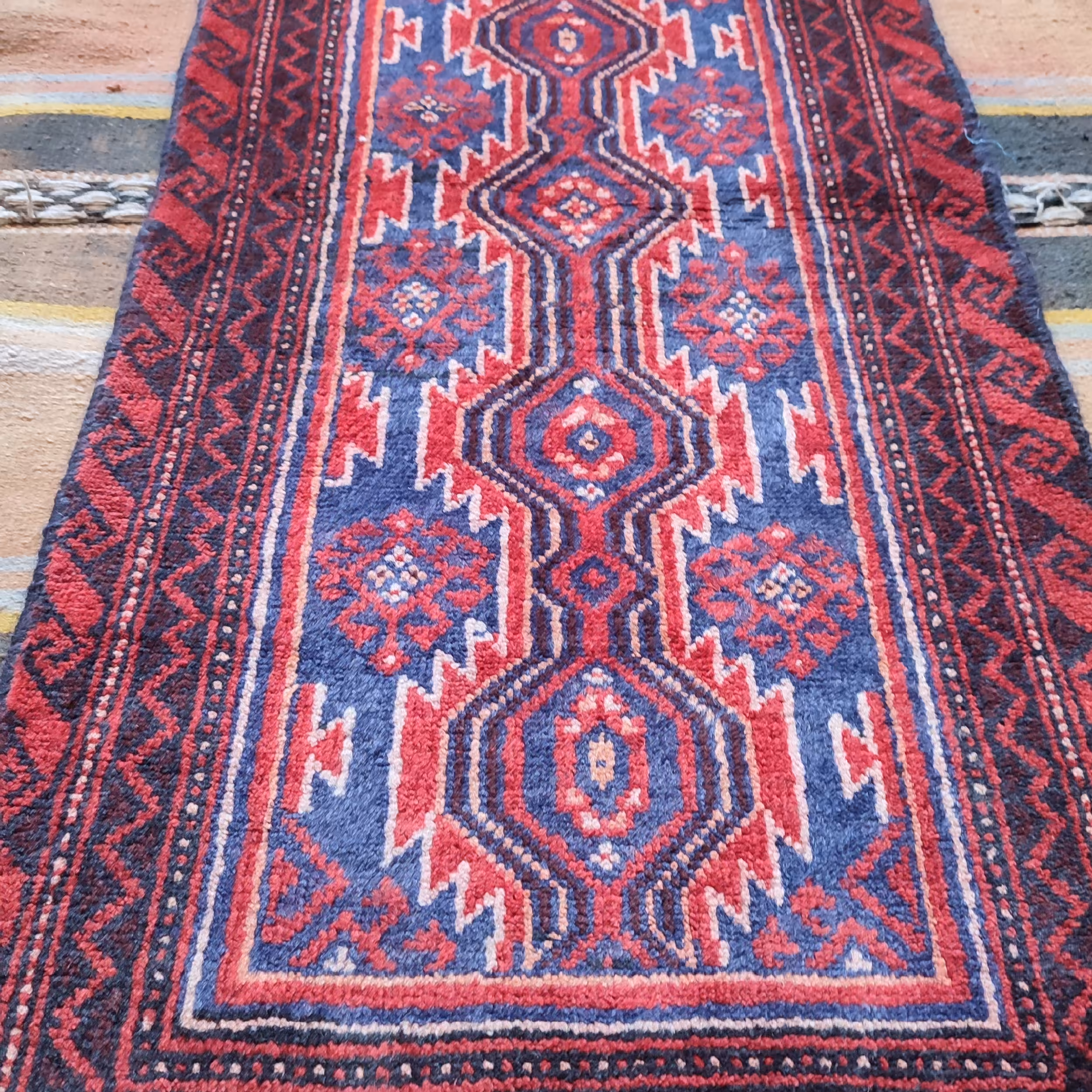 فرش قدیمی دستبافت کناره یک و نیم متری مدل MG70