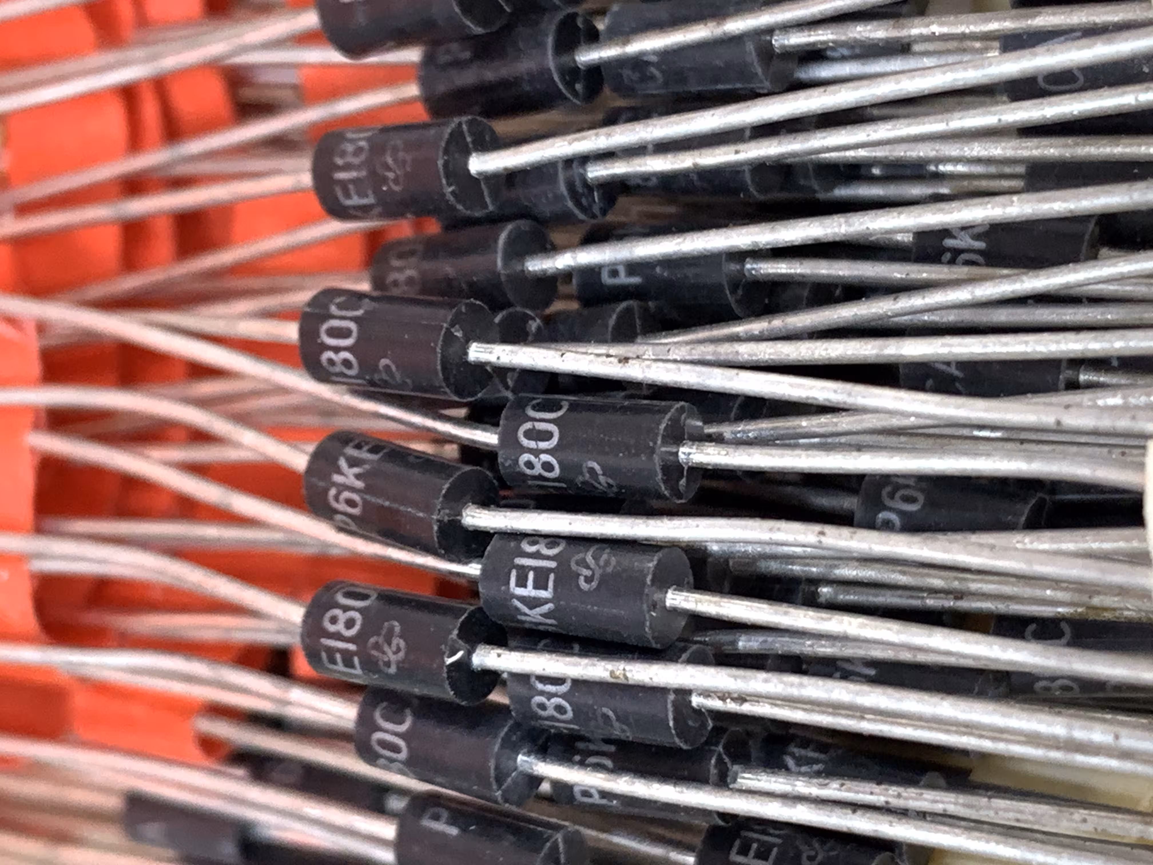 دیود زنر P6KE180CA