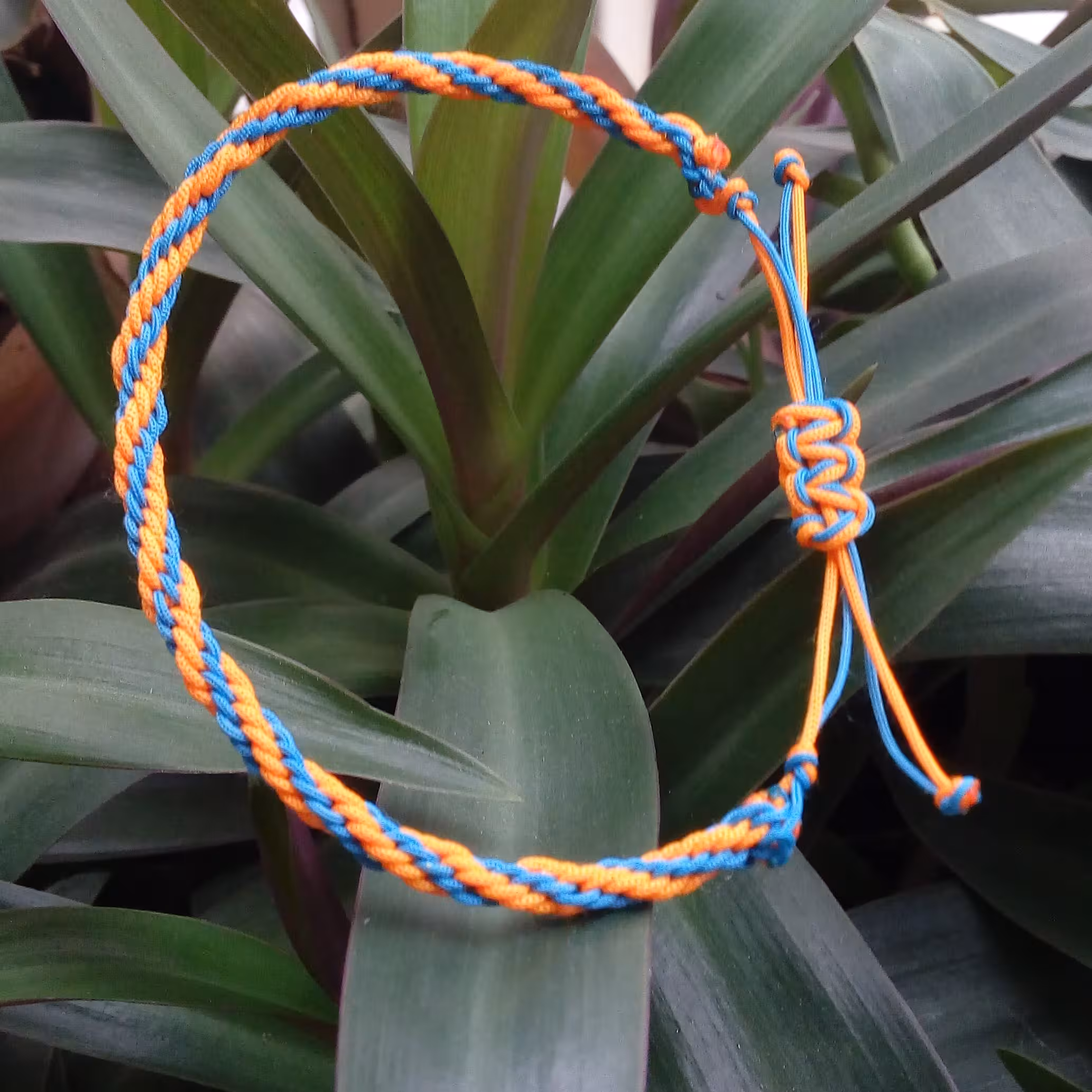 دستبند دوستی  با نخ  زرگری مدل کومهیمو 