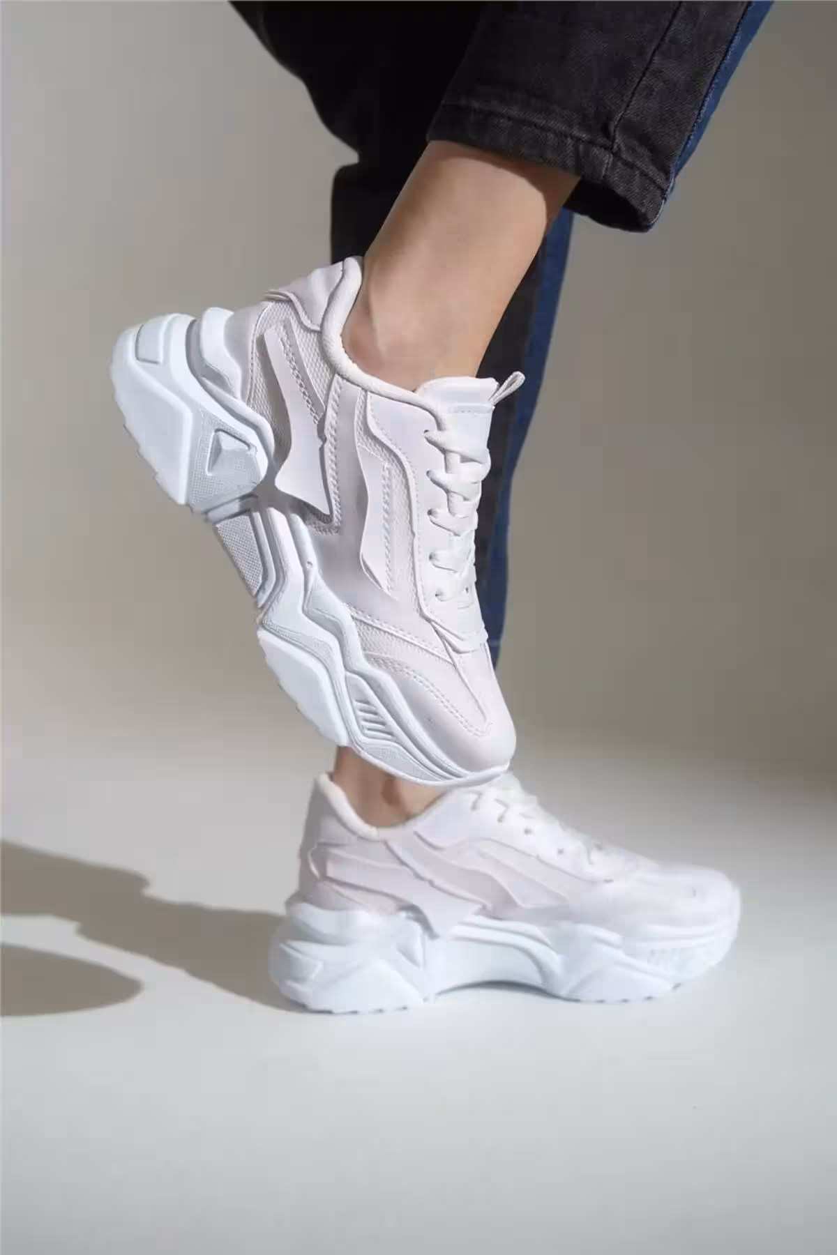 کفش ورزشی با بند و کفی بلند - 7480