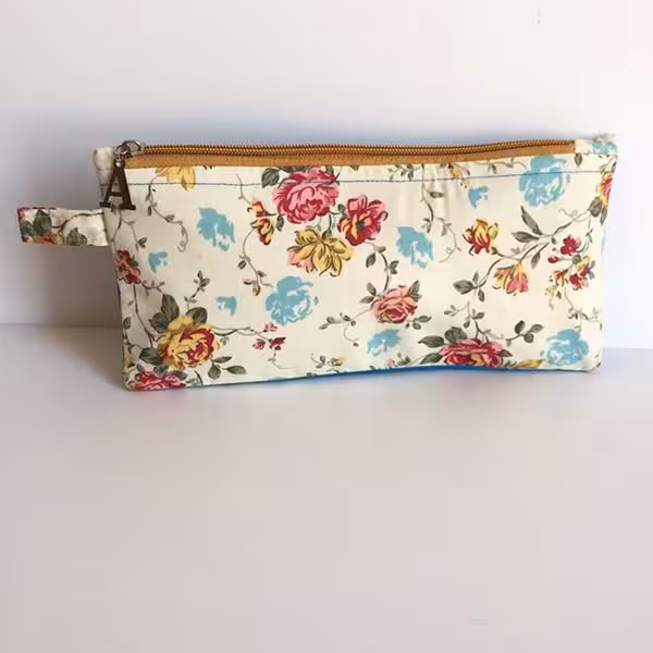 جامدادی پارچه ای زمینه کرم گل های قرمز و آبی