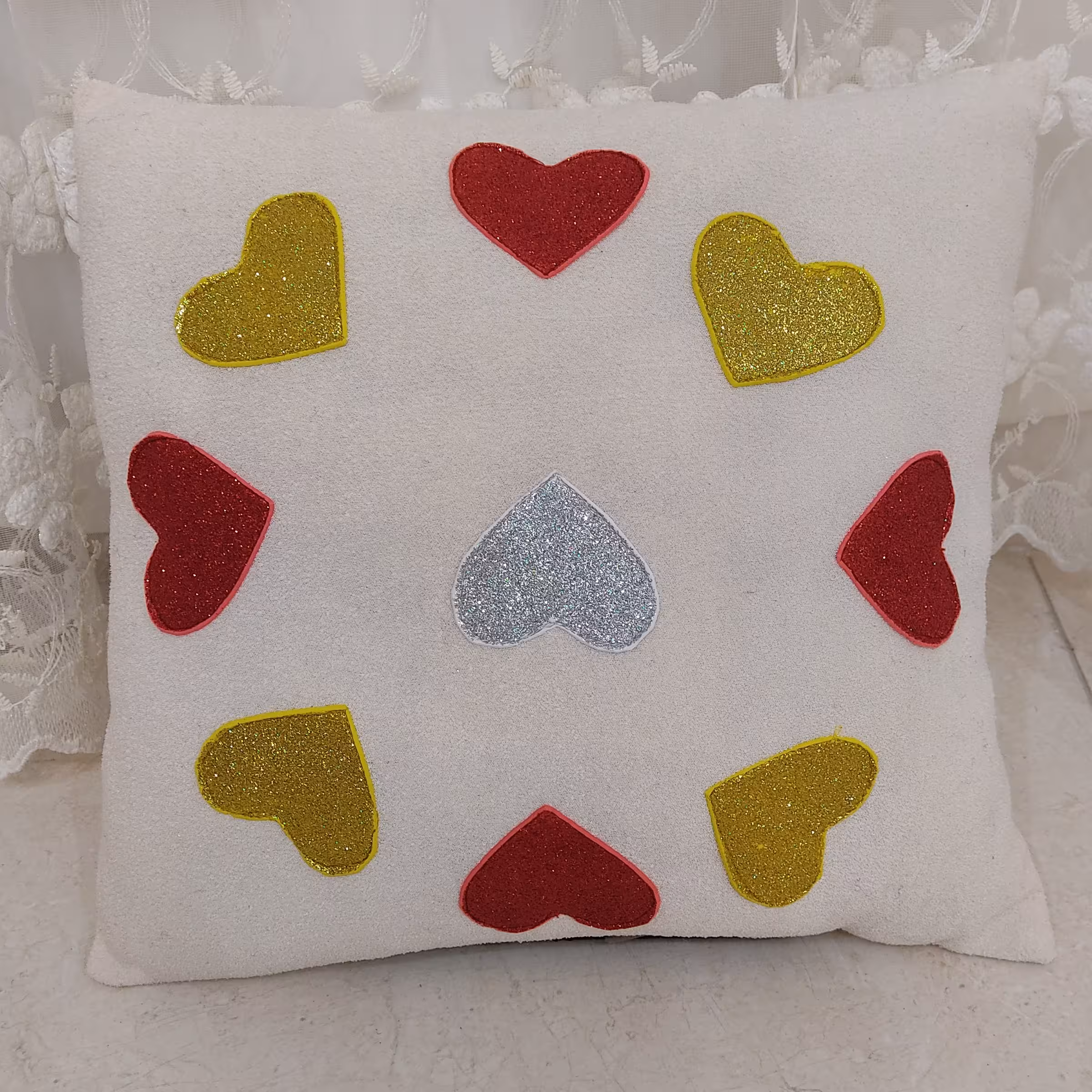 کوسن دست ساز طرح قلب رنگ کرم