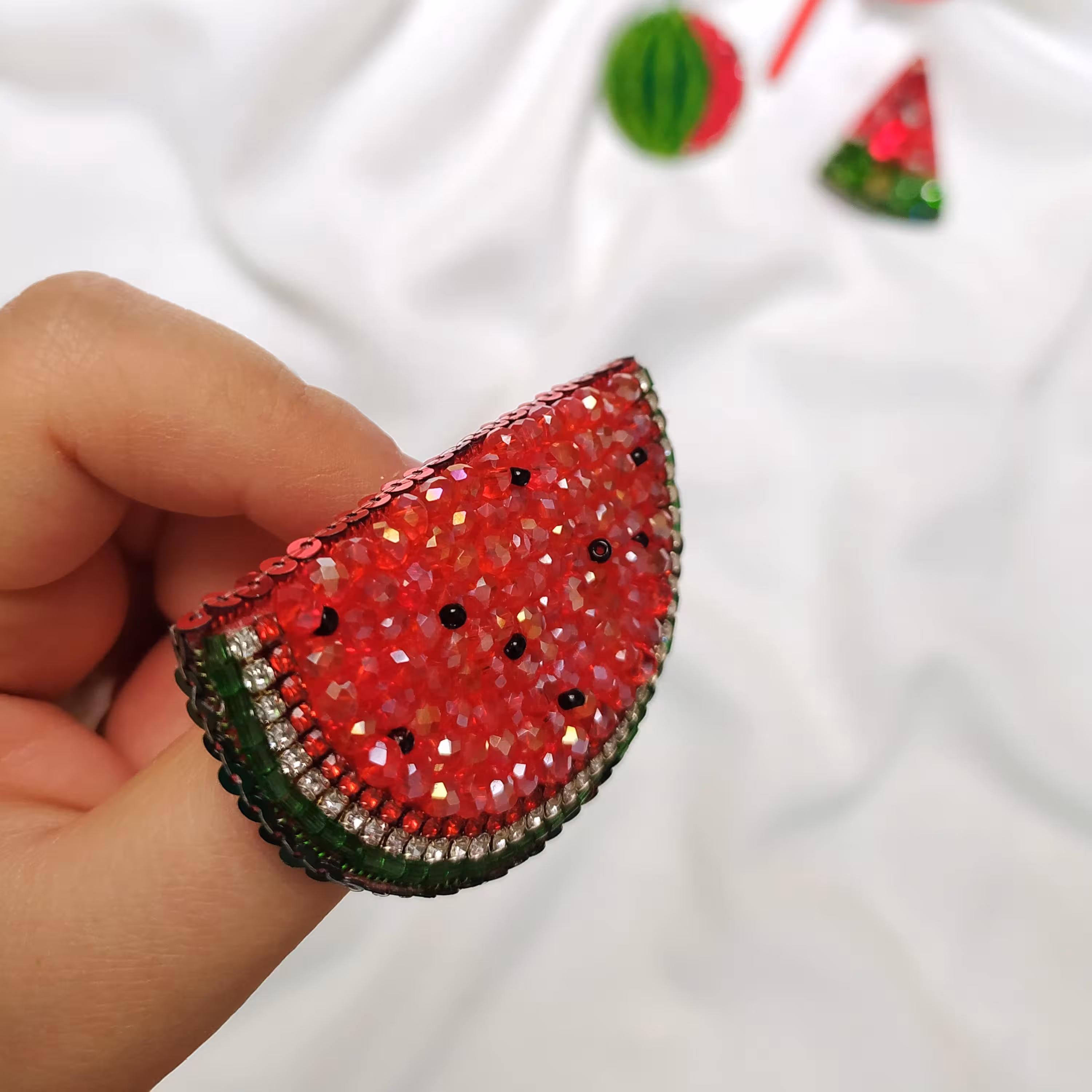 سنجاق سینه جواهر دوزی طرح هندوانه 