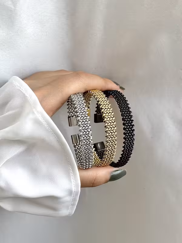 بنگل دستبند استیل زنانه و مردانه طرح بافت فری سایز در رنگبندی طلایی نقره ای مشکی