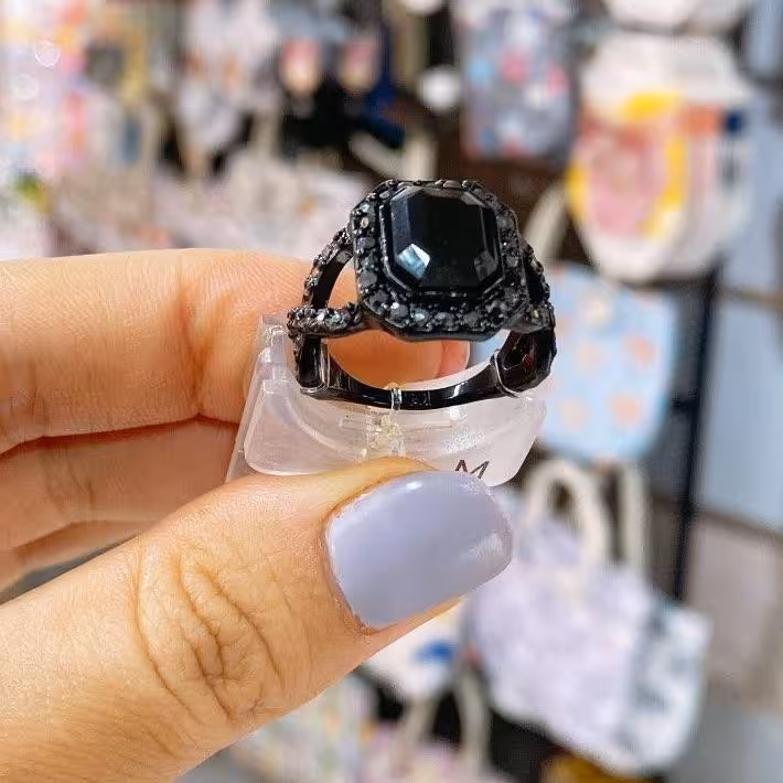 انگشتر ، رنگ مشکی ، نگین یاقوت مشکی ، رنگ ثابت 