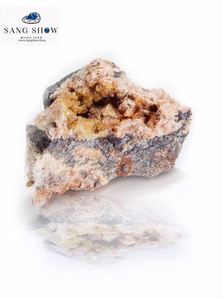 سنگ کلسیت رومبوئدر دو طرفه در دل سنگ باریت S382