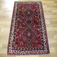 فرش دستباف شيراز طرح 3 ترنج سایز ذرع و نيم رنگ زمینه لاكي رنگ حاشیه كرم کد 38433