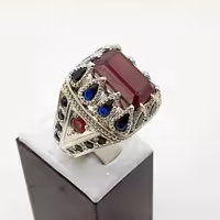 انگشتر یاقوت سرخ آفریقایی اعلا با رکاب دست ساز سفارشی فوق العاده زیبا و جذاب همراه با مخراجکاری بسیار دقیق و منظم