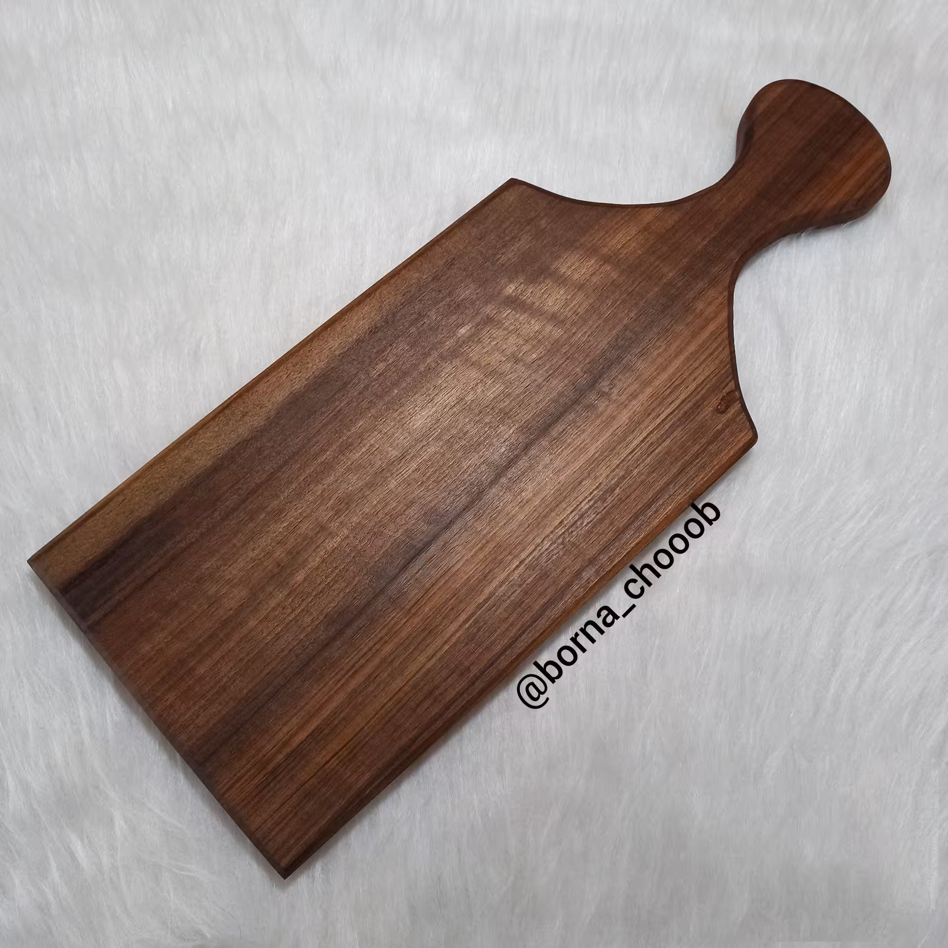 تخته برش گردویی با روغن گیاهی و رنگ طبیعی چوب مناسب برای آشپز خانه