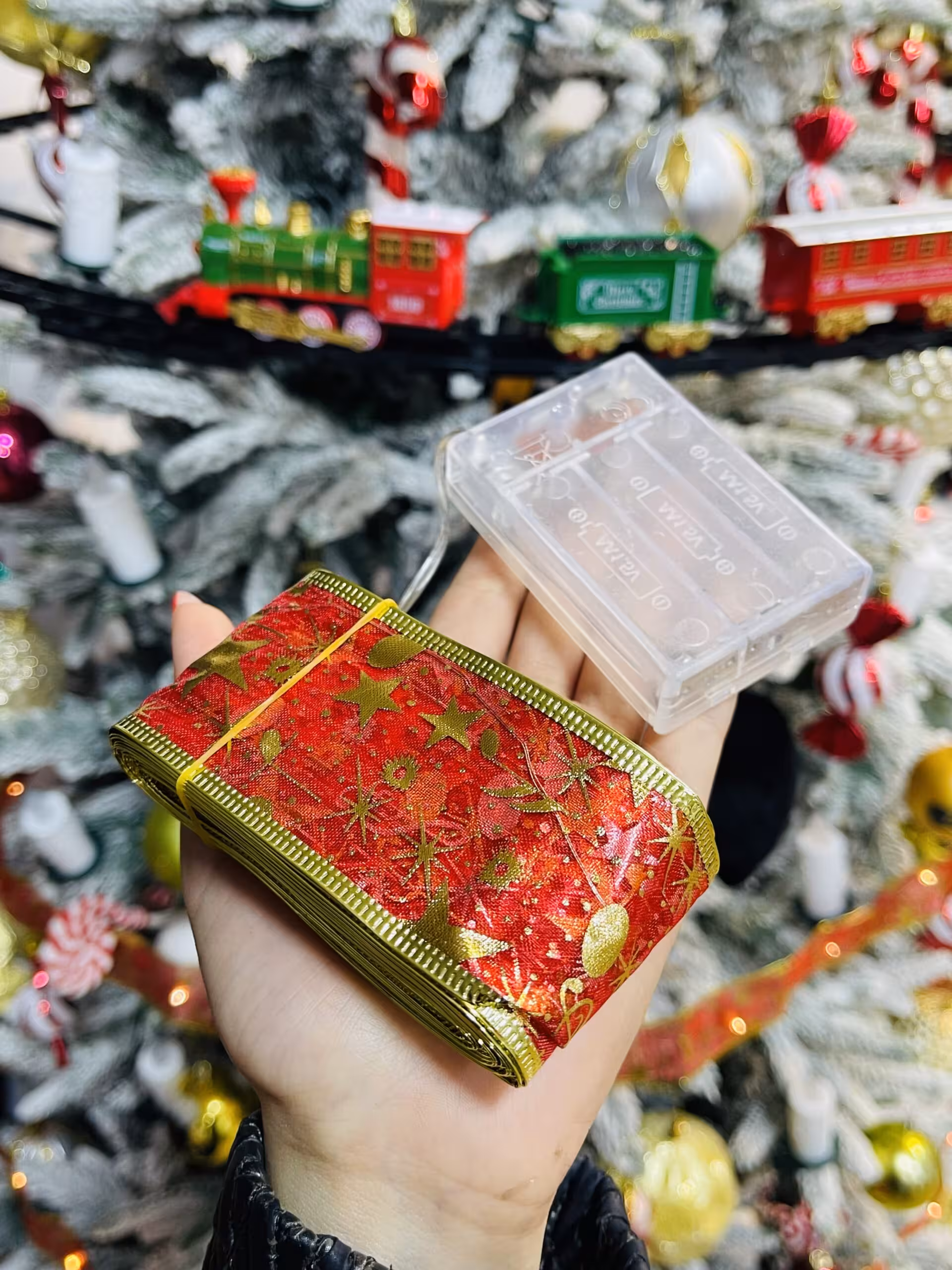 ربان چراغدار دور درخت کریسمس (قرمز)