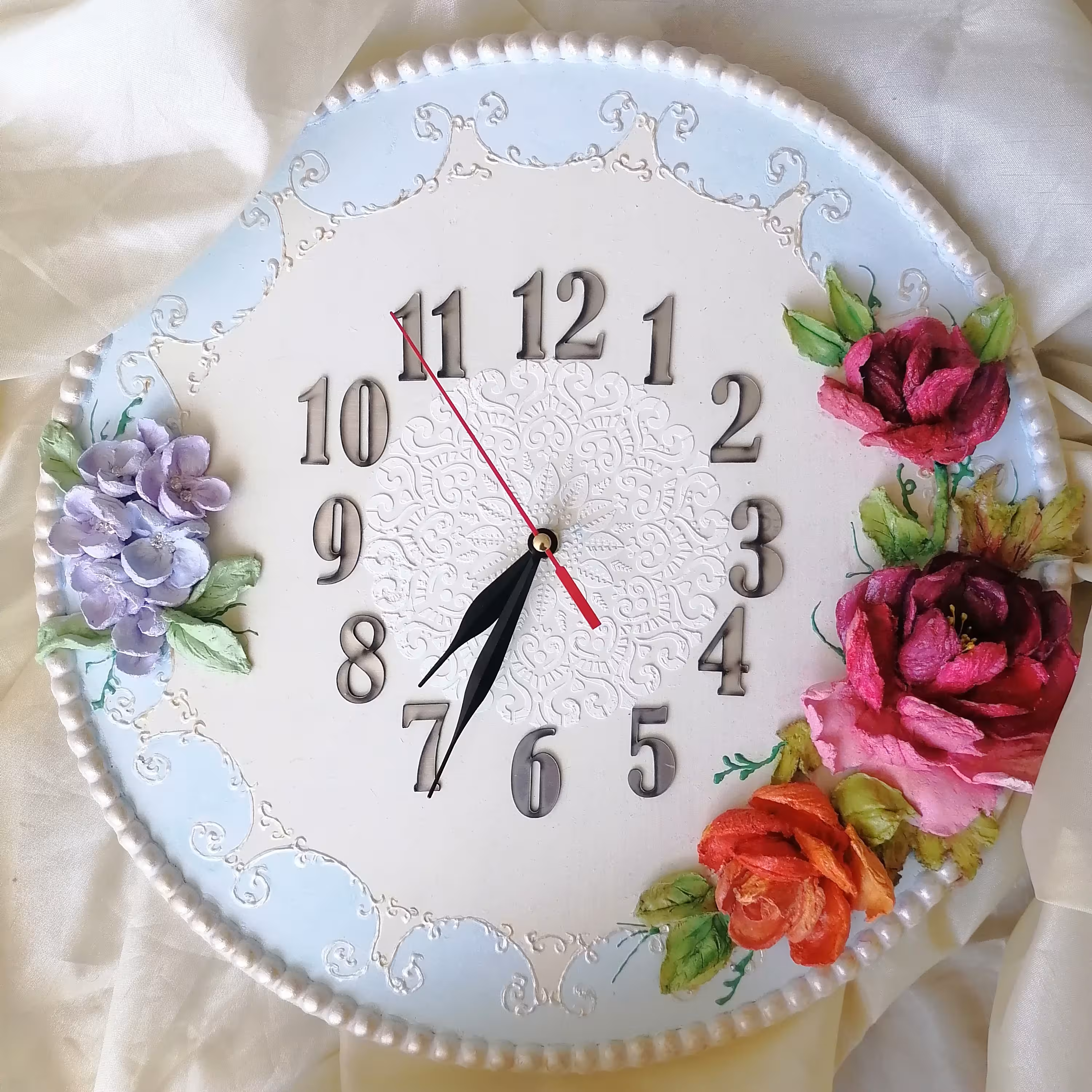 ساعت دیواری زمینه کرم با گل های استاکو روسی (پس کرایه)
