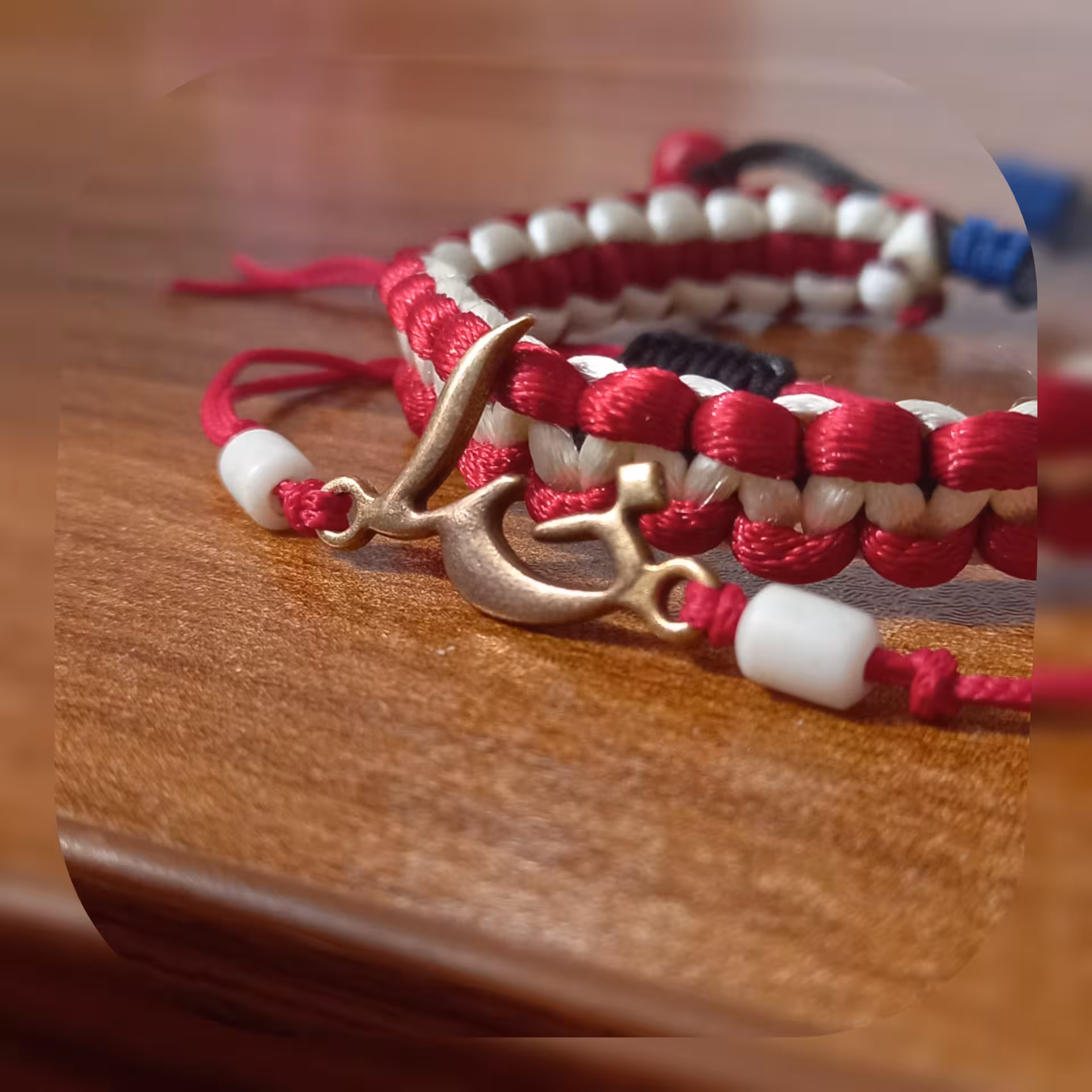 ست دستبند زرشکی سفید 