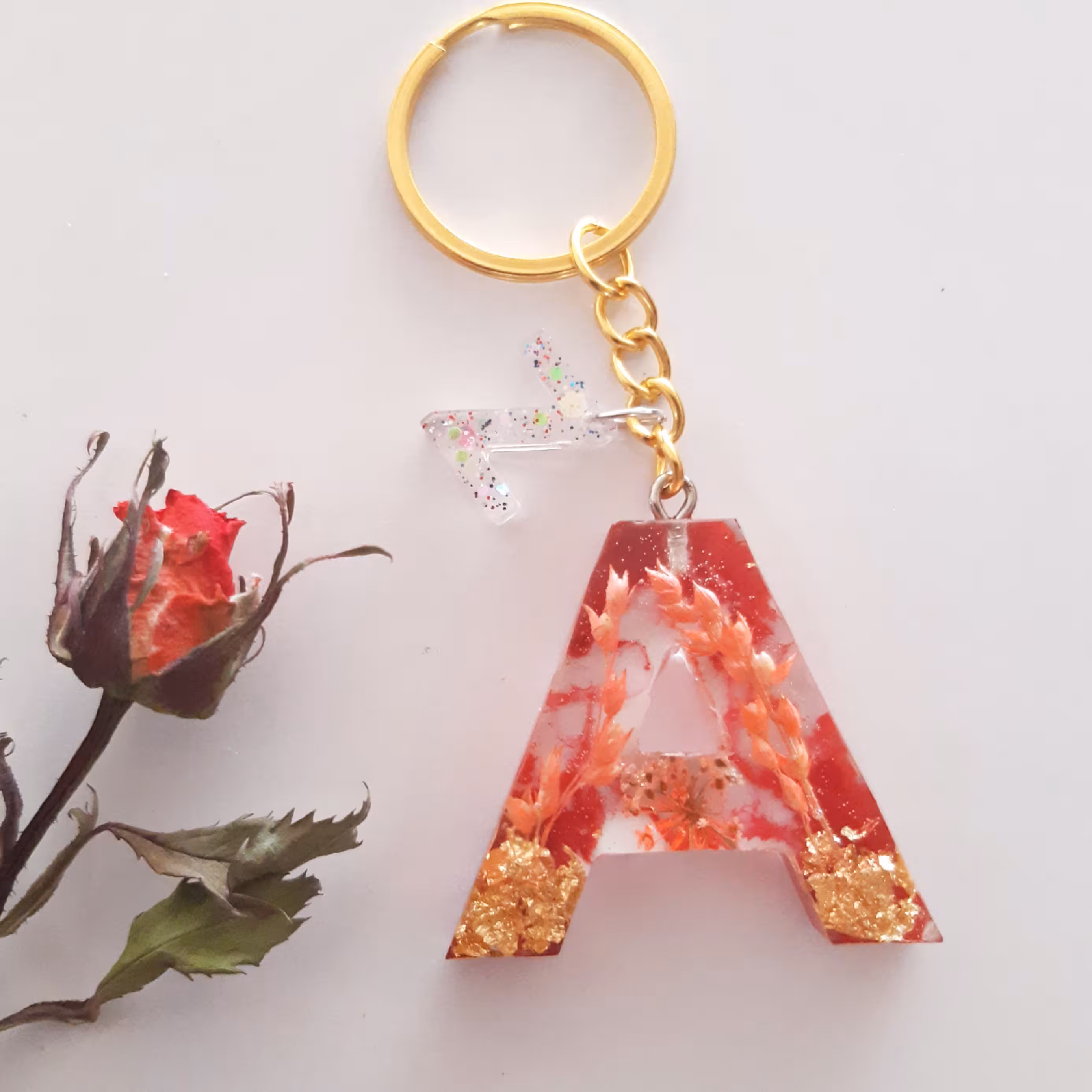 سرکلیدی و جاسوییچی رزینی حروف با گل طبیعی، رنگ و ورق طلا به همراه حروف کوچک