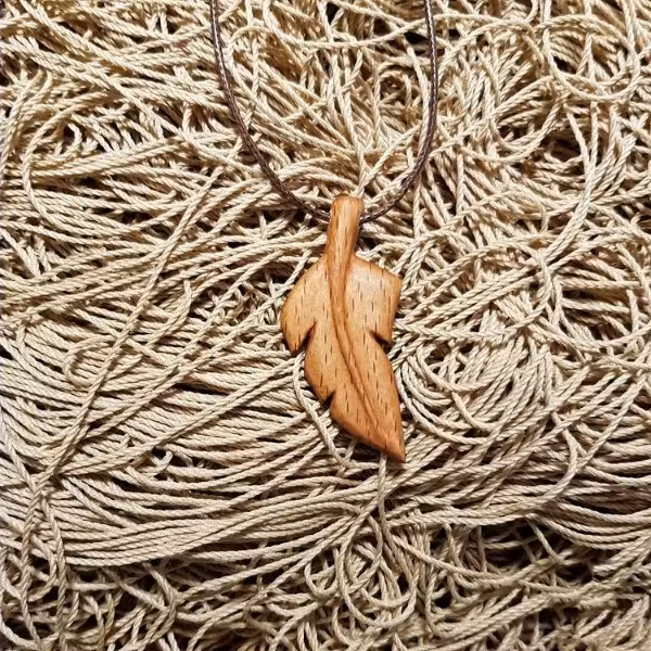 گردنبند چوبی مدل پر 