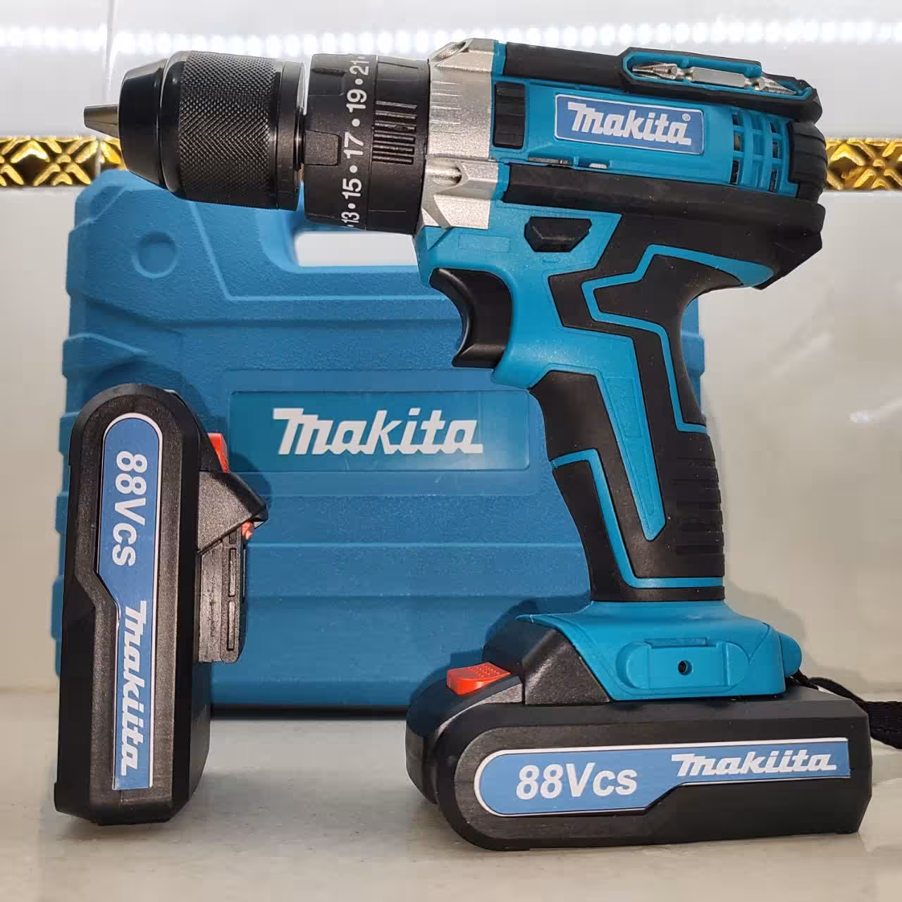 دریل شارژی چکشی 88 ولت ماکیتا دوباتری سه نظام فلزی دارای تراز پیچگوشتی شارژی 88 ولت ماکیتا با کیف و لوازم جانبی کامل