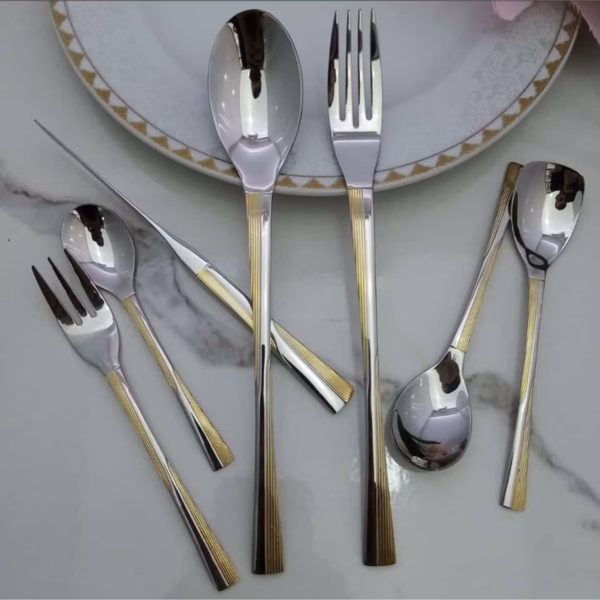 سرویس قاشق و چنگال 24 نفره 144 پارچه نیمه طلایی