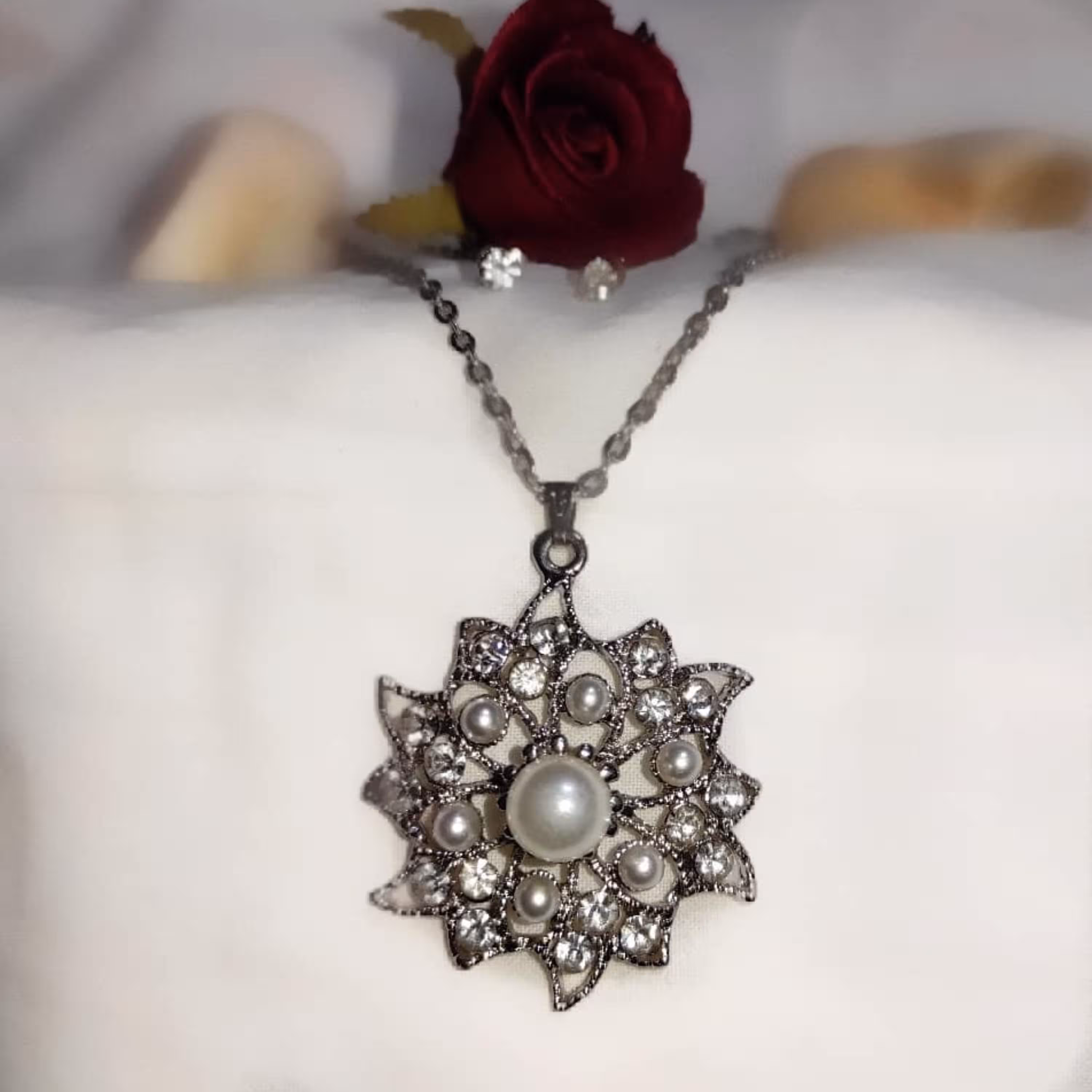 گردنبند طرح خورشید نگین دار به همراه زنجیر استیل و گوشواره تک نگین