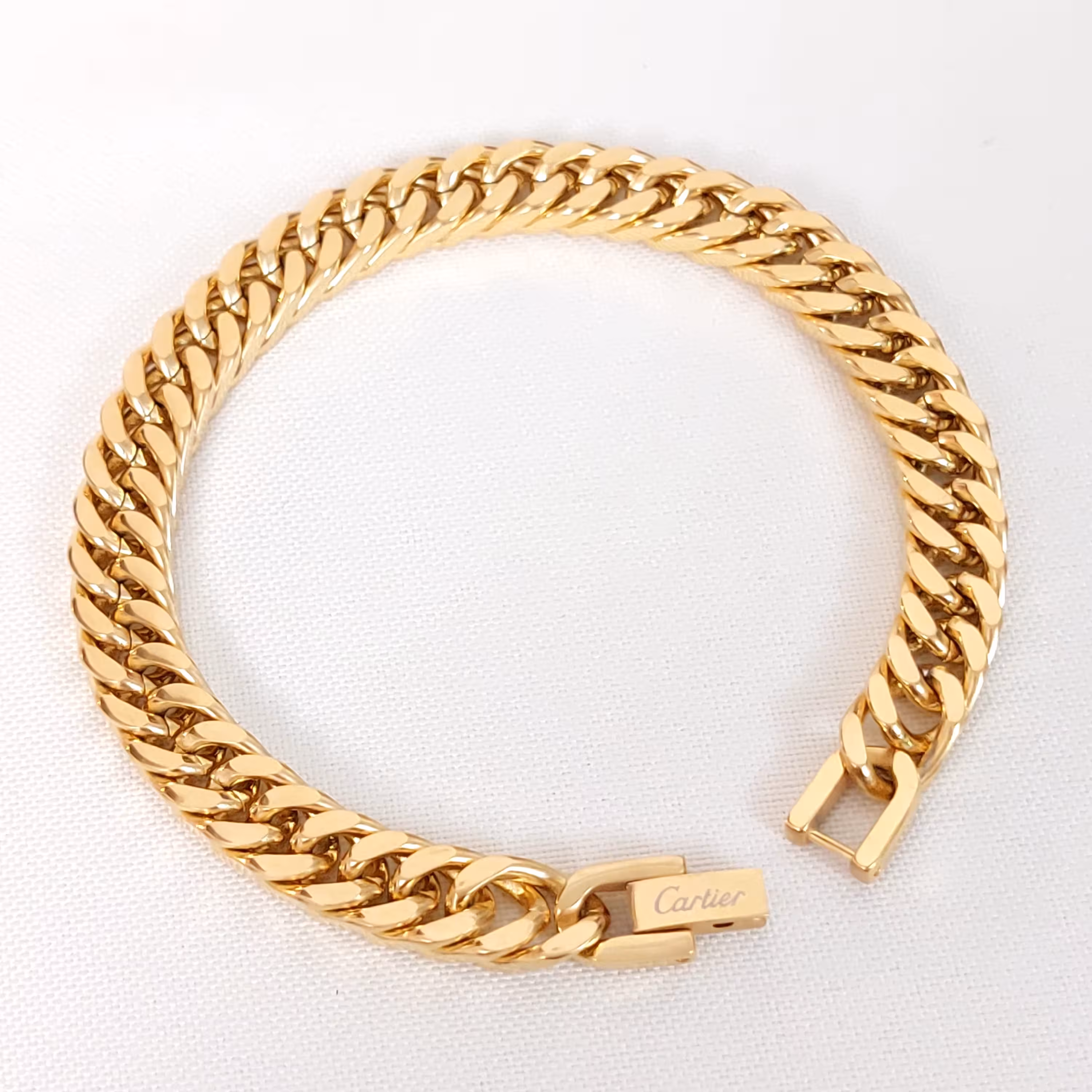 دستبند استیل کارتیر  حک شده با آبکاری طلا و رنگ ثابت 