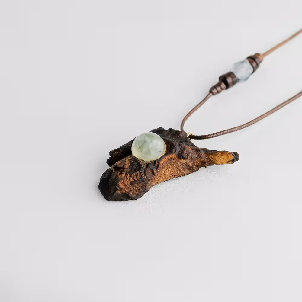 گردنبند چوب ریشه سنجد(فرم طبیعی) و سنگ پرهینت