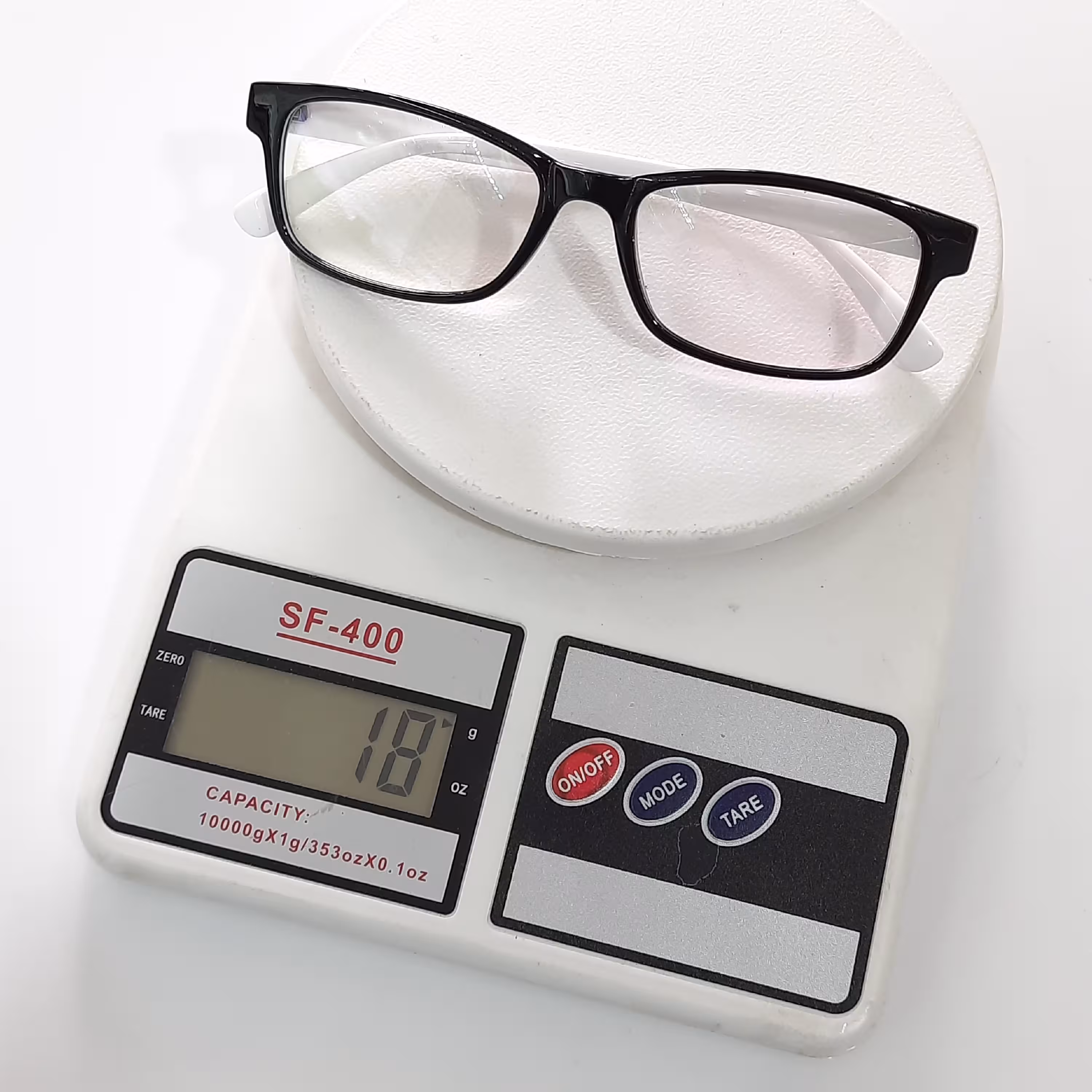 عینک طبی اسپرت بدون نمره با قابلیت تعویض عدسی های طبی نمره دار  و جهت زیبایی  نیز قابل استفاده است 