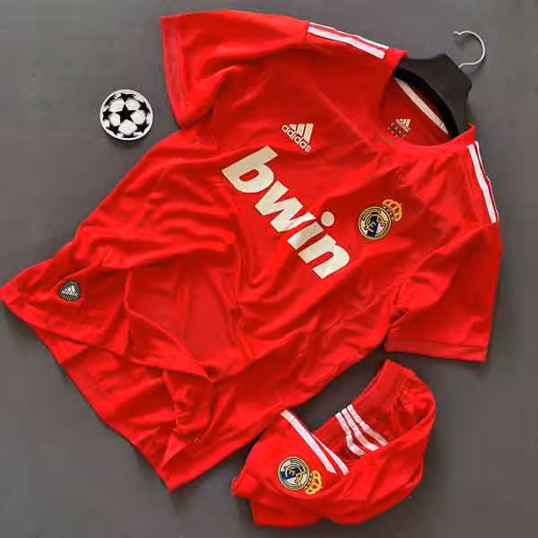 کیت کلاسیک رئال مادرید قرمز 2012 با شورت
