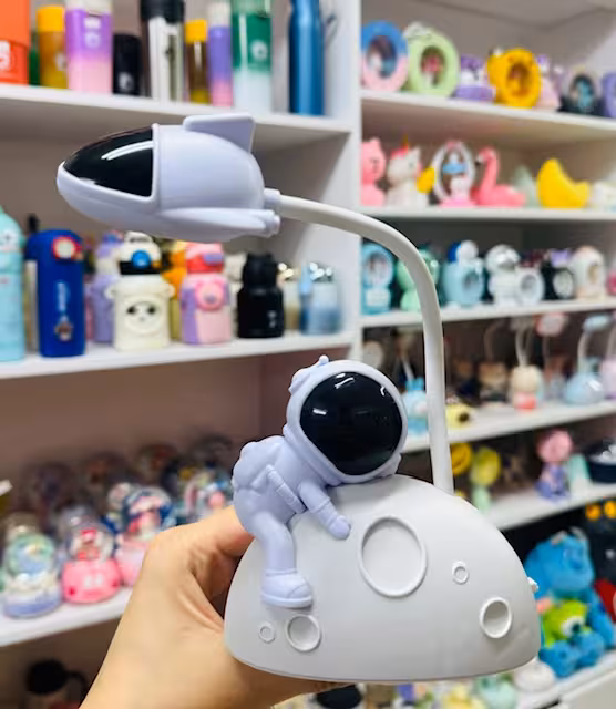 چراغ مطالعه و شب خواب طرح فضانورد موشکی سفید