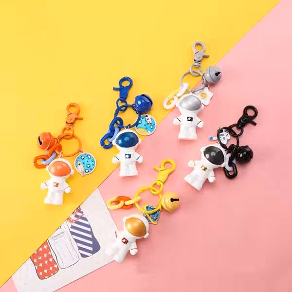 جاسوئیچی و آویز آدم فضایی