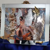 تابلو فوتو رزین برجسته با قاب آینه و تزئین پروانه پلی استر و سنگ ژئود به همراه متن تکسچر