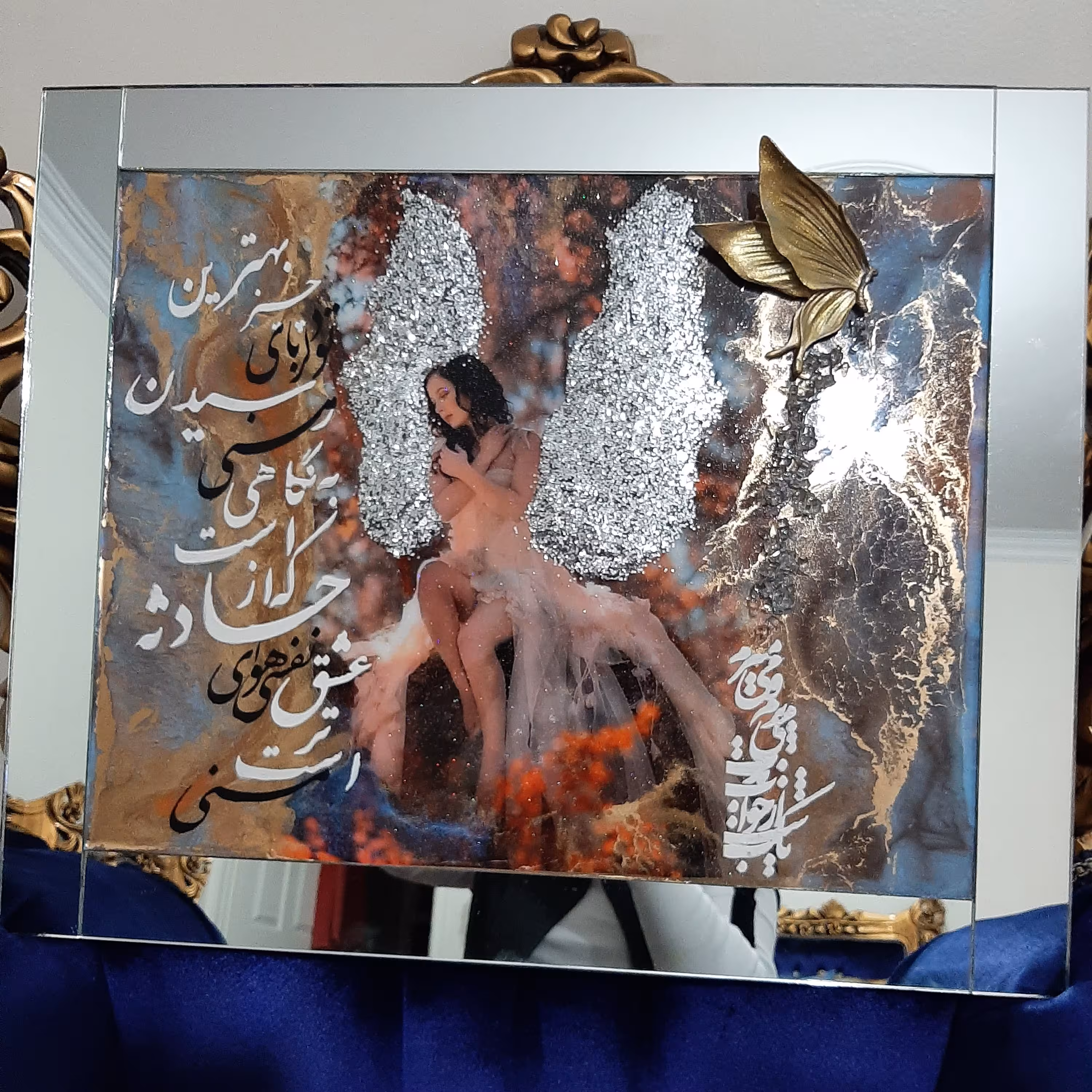 تابلو فوتو رزین برجسته با قاب آینه و تزئین پروانه پلی استر و سنگ ژئود به همراه متن تکسچر