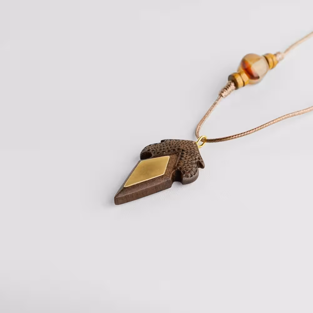 گردنبند چوب گردو و فلز برنج