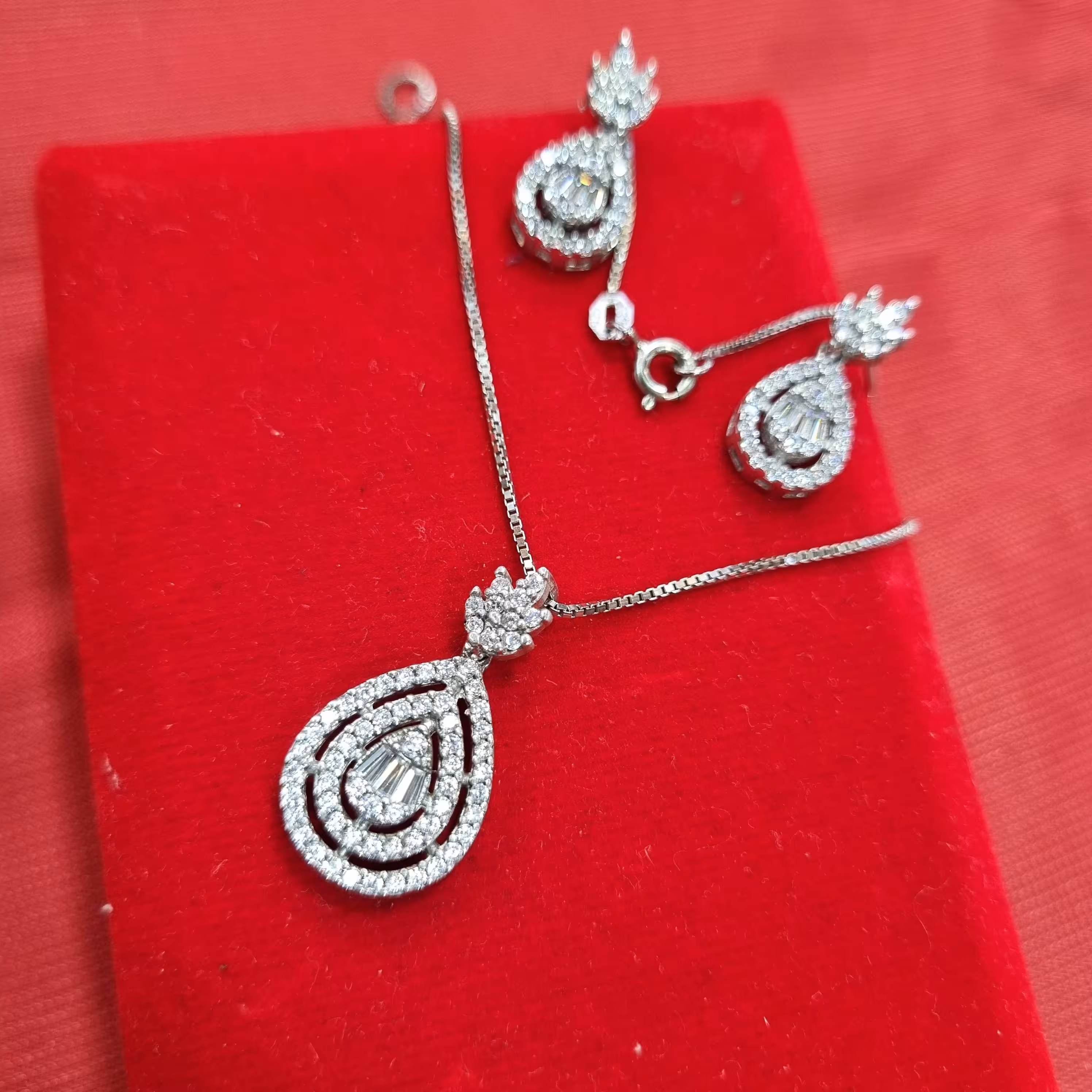 نیمست نقره امرالد بسیار شیک با عیار 925 و آبکاری طلاسفید