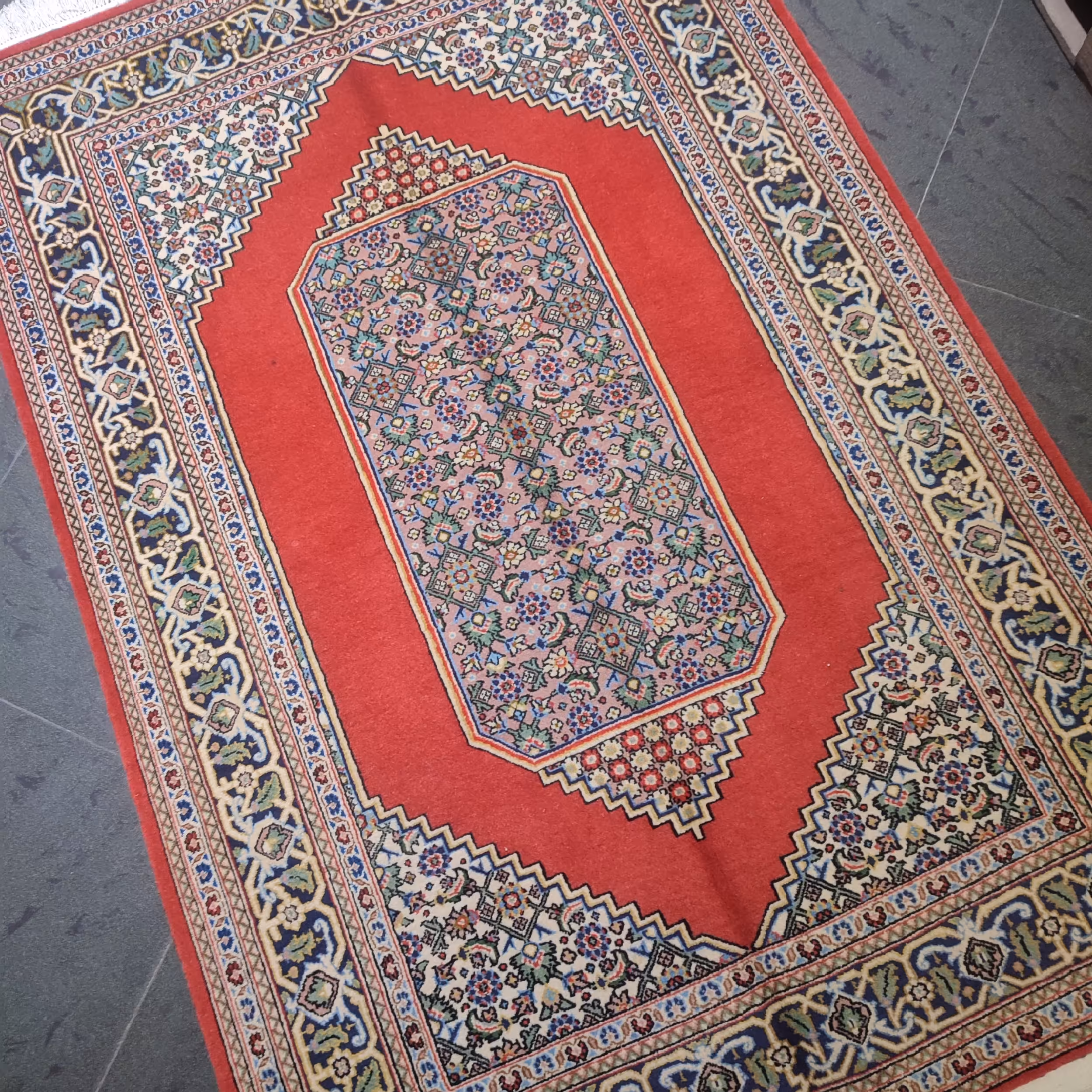 فرش دستبافت یک و نیم متری طرح ماهی کد AA495