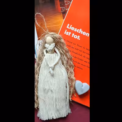 آویز بافتنی مدل دختر