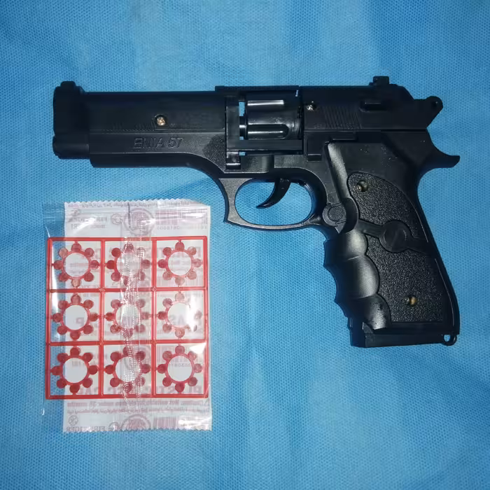 لوازم سیسمونی و اسباب بازی و پوشاک نوزادی تفنگ ترقه ای با یک بسته ترقه