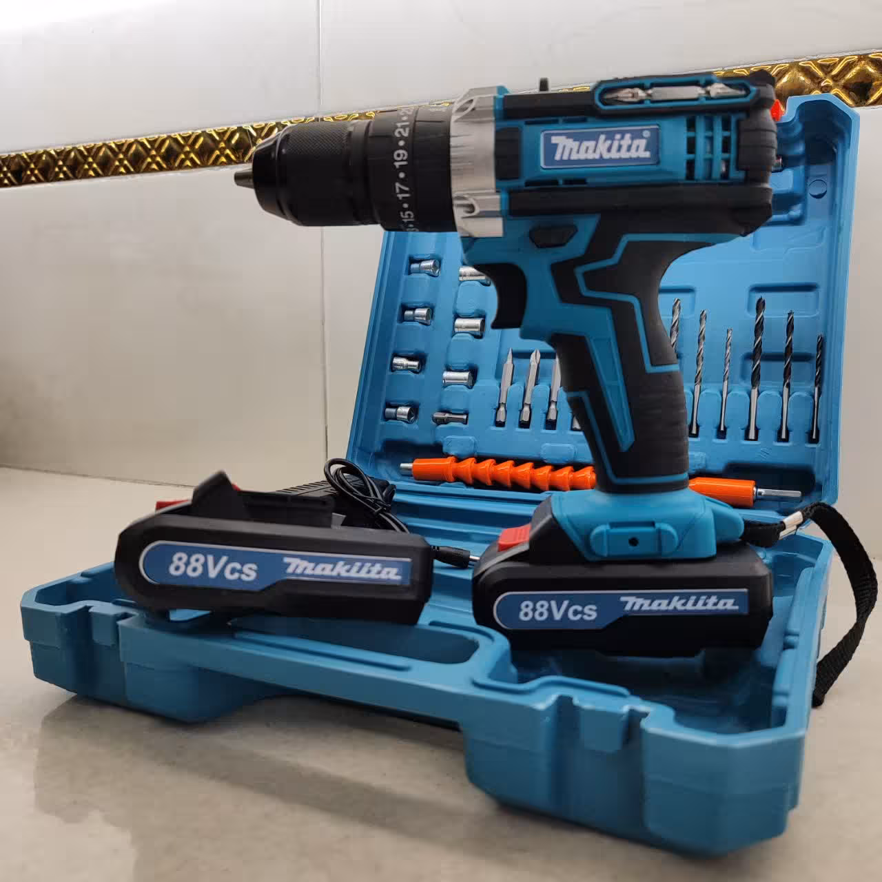 دریل شارژی چکشی 88 ولت ماکیتا دوباتری سه نظام فلزی دارای تراز پیچگوشتی شارژی 88 ولت ماکیتا با کیف و لوازم جانبی کامل