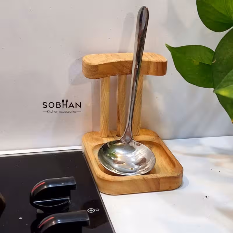 جا قاشقی کنار گازی ایستاده چوبی