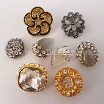 دکمه نگین دار