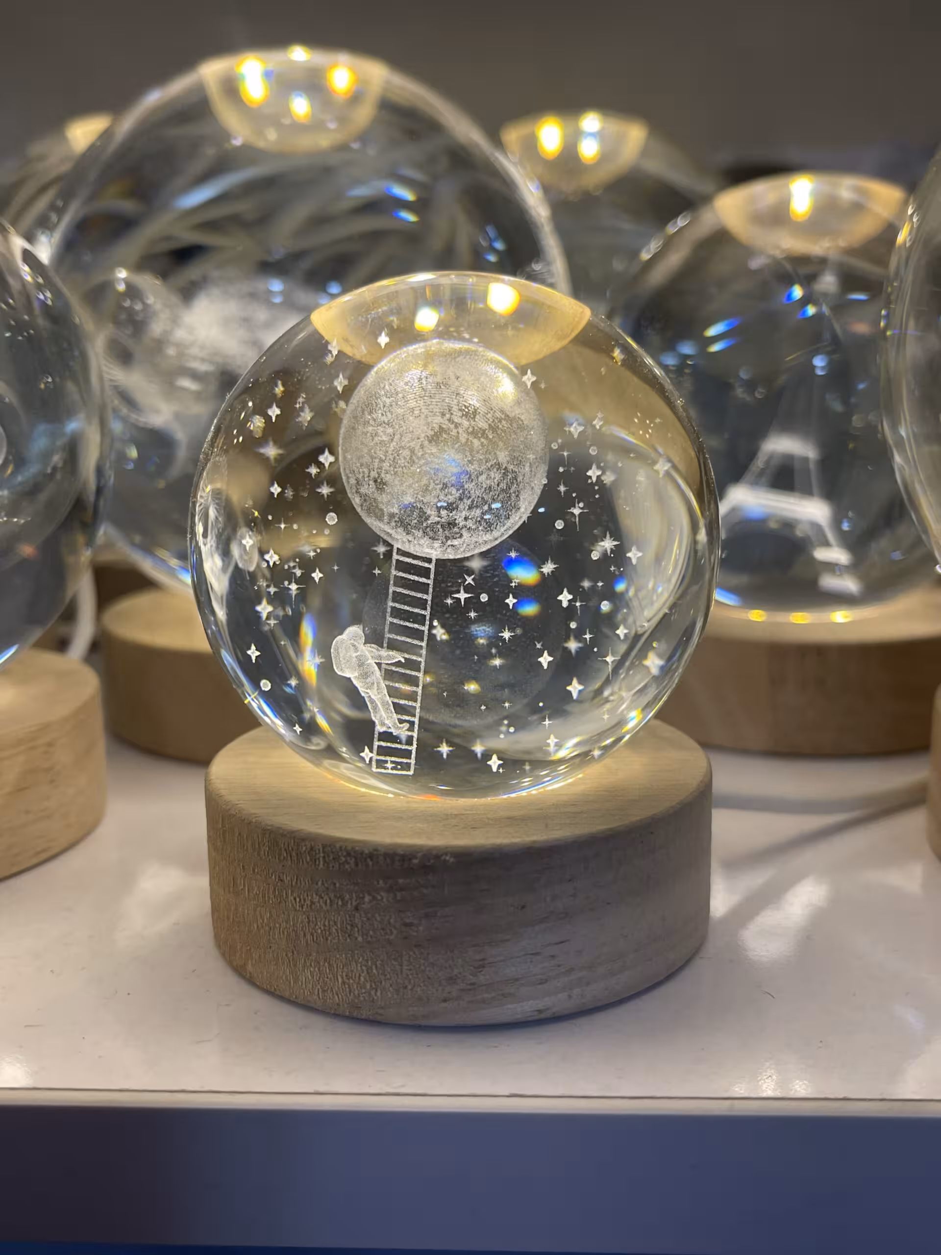 گوی شیشه ای چراغدار 7 سانت (فضانورد روی نردبان)